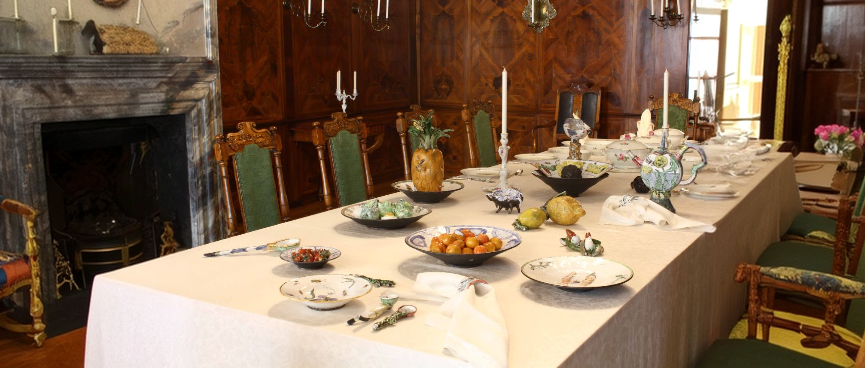 Keramische Arbeiten auf einer festlichen Tafel im historischen Raum
